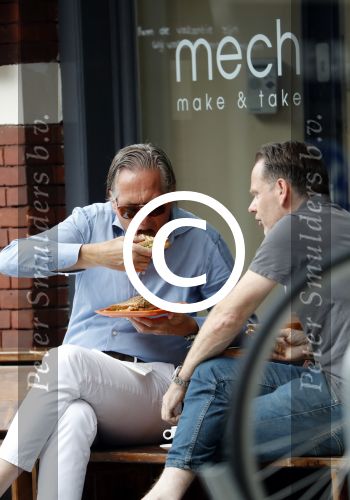 Amsterdam 22 juli 2016
Jort Kelder met een vriend op terras bij Mech