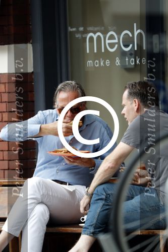 Amsterdam 22 juli 2016
Jort Kelder met een vriend op terras bij Mech