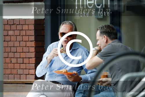 Amsterdam 22 juli 2016
Jort Kelder met een vriend op terras bij Mech