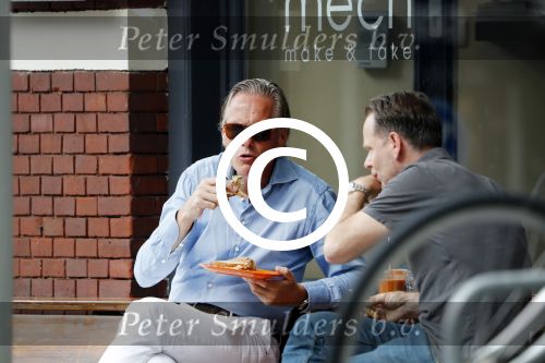 Amsterdam 22 juli 2016
Jort Kelder met een vriend op terras bij Mech