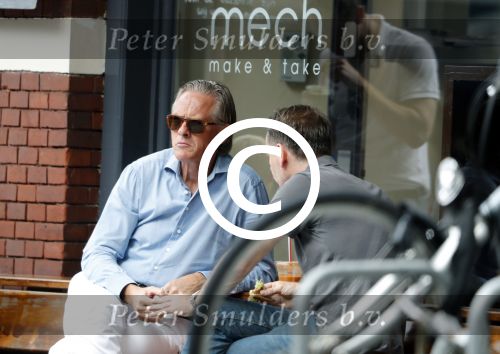 Amsterdam 22 juli 2016
Jort Kelder met een vriend op terras bij Mech