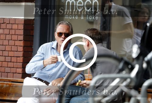 Amsterdam 22 juli 2016
Jort Kelder met een vriend op terras bij Mech