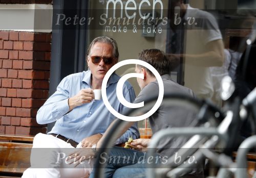 Amsterdam 22 juli 2016
Jort Kelder met een vriend op terras bij Mech