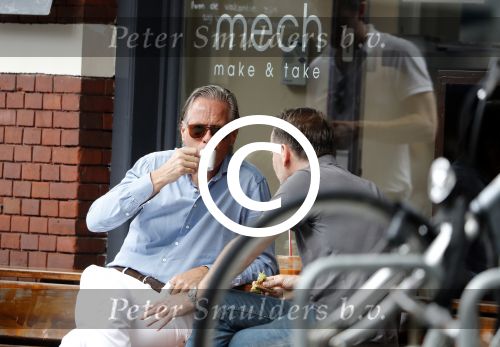 Amsterdam 22 juli 2016
Jort Kelder met een vriend op terras bij Mech