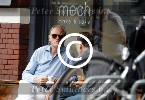 Amsterdam 22 juli 2016
Jort Kelder met een vriend op terras bij Mech