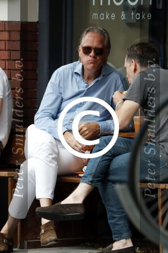 Amsterdam 22 juli 2016
Jort Kelder met een vriend op terras bij Mech