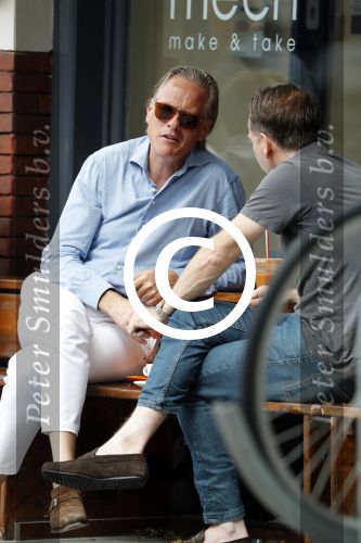 Amsterdam 22 juli 2016
Jort Kelder met een vriend op terras bij Mech