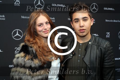 Amsterdam 8 juli 2016
Modeshow Tony Cohen tijdens de amsterdam fashion week op westergasfabriekterrein. Claudia Dierdorp met dochter Julia Klein en vriend