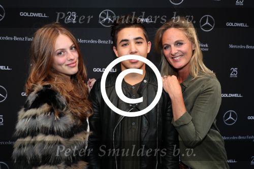 Amsterdam 8 juli 2016
Modeshow Tony Cohen tijdens de amsterdam fashion week op westergasfabriekterrein. Claudia Dierdorp met dochter Julia Klein en vriend