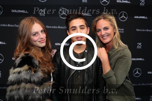 Amsterdam 8 juli 2016
Modeshow Tony Cohen tijdens de amsterdam fashion week op westergasfabriekterrein. Claudia Dierdorp met dochter Julia Klein en vriend