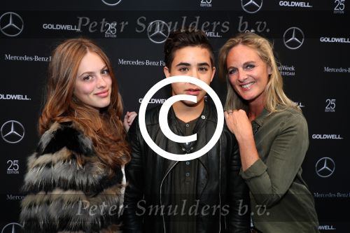 Amsterdam 8 juli 2016
Modeshow Tony Cohen tijdens de amsterdam fashion week op westergasfabriekterrein. Claudia Dierdorp met dochter Julia Klein en vriend