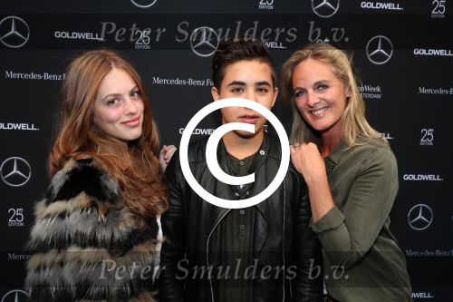 Amsterdam 8 juli 2016
Modeshow Tony Cohen tijdens de amsterdam fashion week op westergasfabriekterrein. Claudia Dierdorp met dochter Julia Klein en vriend