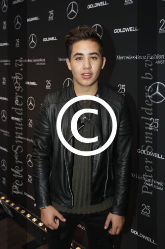 Amsterdam 8 juli 2016
Modeshow Tony Cohen tijdens de amsterdam fashion week op westergasfabriekterrein. Claudia Dierdorp met dochter Julia Klein en vriend