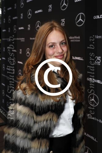 Amsterdam 8 juli 2016
Modeshow Tony Cohen tijdens de amsterdam fashion week op westergasfabriekterrein. Claudia Dierdorp met dochter Julia Klein en vriend