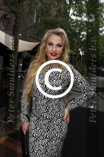 Amsterdam 8 juli 2016
Modeshow Tony Cohen tijdens de amsterdam fashion week op westergasfabriekterrein. Kamaliya Zahoor met haar man