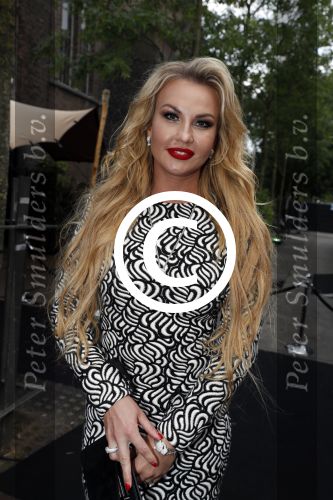 Amsterdam 8 juli 2016
Modeshow Tony Cohen tijdens de amsterdam fashion week op westergasfabriekterrein. Kamaliya Zahoor met haar man