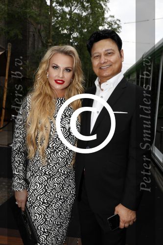 Amsterdam 8 juli 2016
Modeshow Tony Cohen tijdens de amsterdam fashion week op westergasfabriekterrein. Kamaliya Zahoor met haar man