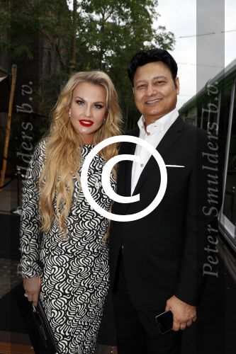 Amsterdam 8 juli 2016
Modeshow Tony Cohen tijdens de amsterdam fashion week op westergasfabriekterrein. Kamaliya Zahoor met haar man