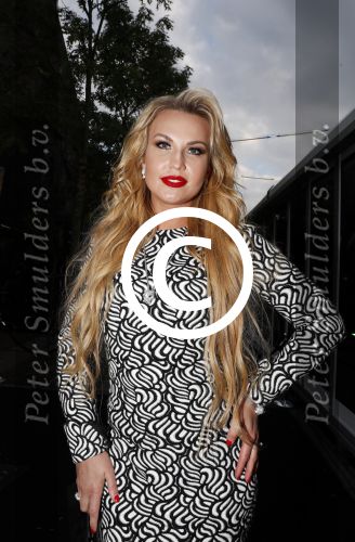Amsterdam 8 juli 2016
Modeshow Tony Cohen tijdens de amsterdam fashion week op westergasfabriekterrein. Kamaliya Zahoor met haar man
