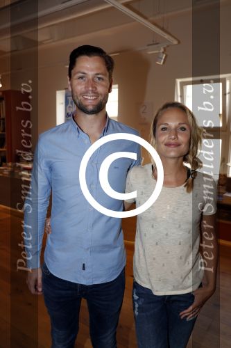 Amsterdam 6 juli 2016
Presentatie nieuwe boek van Liza Sips ( Verraad) bij boekhandel Scheltema.
Vriend Ralph Manheim en zoontje Jonathan. Kimberley Klaver met man Bas Schothorst