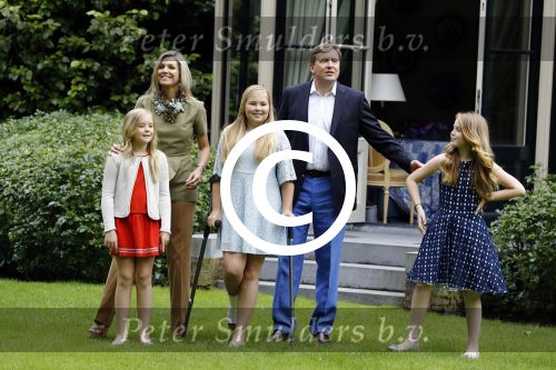 Wassenaar 8 juli 2016
Koninklijk fotouur op de Horsten met Koning Willem Alexander Koningin Maxima en de prinsessen Amalia Ariane en Alexia. Ook de honden zijn erbij.