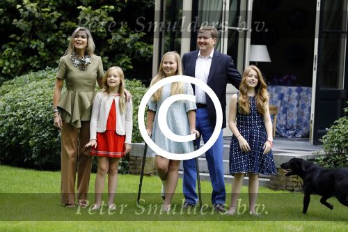 Wassenaar 8 juli 2016
Koninklijk fotouur op de Horsten met Koning Willem Alexander Koningin Maxima en de prinsessen Amalia Ariane en Alexia. Ook de honden zijn erbij.
