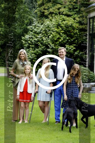 Wassenaar 8 juli 2016
Koninklijk fotouur op de Horsten met Koning Willem Alexander Koningin Maxima en de prinsessen Amalia Ariane en Alexia. Ook de honden zijn erbij.