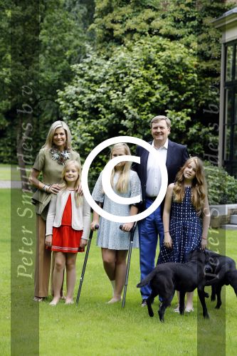 Wassenaar 8 juli 2016
Koninklijk fotouur op de Horsten met Koning Willem Alexander Koningin Maxima en de prinsessen Amalia Ariane en Alexia. Ook de honden zijn erbij.