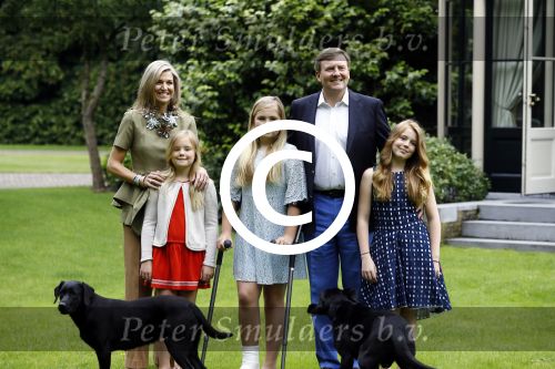 Wassenaar 8 juli 2016
Koninklijk fotouur op de Horsten met Koning Willem Alexander Koningin Maxima en de prinsessen Amalia Ariane en Alexia. Ook de honden zijn erbij.