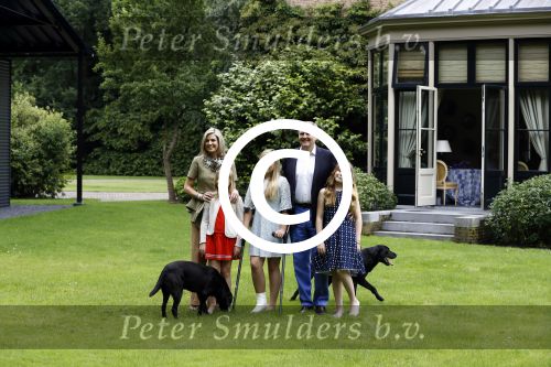 Wassenaar 8 juli 2016
Koninklijk fotouur op de Horsten met Koning Willem Alexander Koningin Maxima en de prinsessen Amalia Ariane en Alexia. Ook de honden zijn erbij.