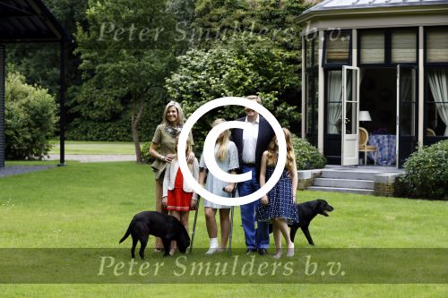 Wassenaar 8 juli 2016
Koninklijk fotouur op de Horsten met Koning Willem Alexander Koningin Maxima en de prinsessen Amalia Ariane en Alexia. Ook de honden zijn erbij.