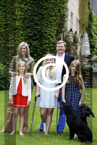 Wassenaar 8 juli 2016
Koninklijk fotouur op de Horsten met Koning Willem Alexander Koningin Maxima en de prinsessen Amalia Ariane en Alexia. Ook de honden zijn erbij.