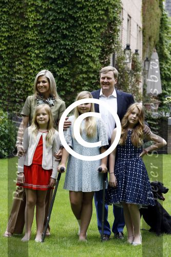 Wassenaar 8 juli 2016
Koninklijk fotouur op de Horsten met Koning Willem Alexander Koningin Maxima en de prinsessen Amalia Ariane en Alexia. Ook de honden zijn erbij.