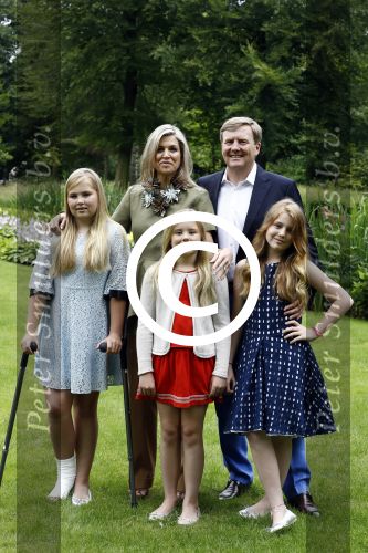 Wassenaar 8 juli 2016
Koninklijk fotouur op de Horsten met Koning Willem Alexander Koningin Maxima en de prinsessen Amalia Ariane en Alexia. Ook de honden zijn erbij.