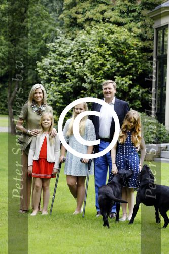 Wassenaar 8 juli 2016
Koninklijk fotouur op de Horsten met Koning Willem Alexander Koningin Maxima en de prinsessen Amalia Ariane en Alexia. Ook de honden zijn erbij.
