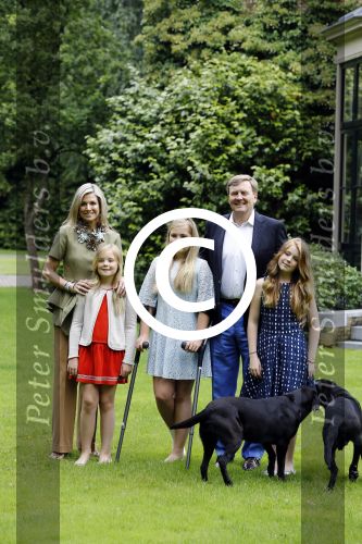 Wassenaar 8 juli 2016
Koninklijk fotouur op de Horsten met Koning Willem Alexander Koningin Maxima en de prinsessen Amalia Ariane en Alexia. Ook de honden zijn erbij.