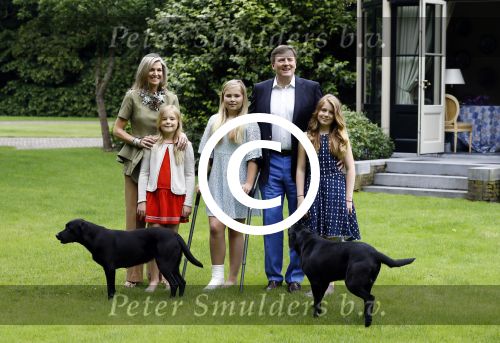 Wassenaar 8 juli 2016
Koninklijk fotouur op de Horsten met Koning Willem Alexander Koningin Maxima en de prinsessen Amalia Ariane en Alexia. Ook de honden zijn erbij.