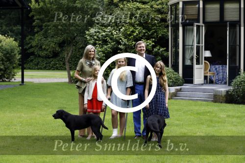 Wassenaar 8 juli 2016
Koninklijk fotouur op de Horsten met Koning Willem Alexander Koningin Maxima en de prinsessen Amalia Ariane en Alexia. Ook de honden zijn erbij.