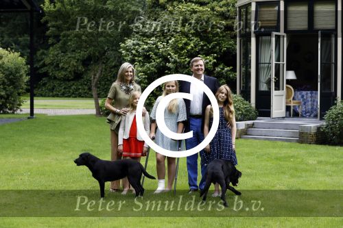Wassenaar 8 juli 2016
Koninklijk fotouur op de Horsten met Koning Willem Alexander Koningin Maxima en de prinsessen Amalia Ariane en Alexia. Ook de honden zijn erbij.