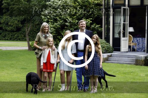 Wassenaar 8 juli 2016
Koninklijk fotouur op de Horsten met Koning Willem Alexander Koningin Maxima en de prinsessen Amalia Ariane en Alexia. Ook de honden zijn erbij.
