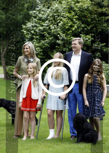Wassenaar 8 juli 2016
Koninklijk fotouur op de Horsten met Koning Willem Alexander Koningin Maxima en de prinsessen Amalia Ariane en Alexia. Ook de honden zijn erbij.