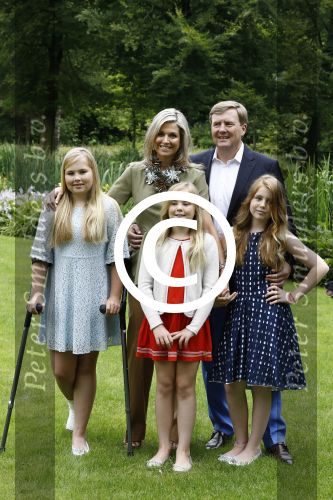 Wassenaar 8 juli 2016
Koninklijk fotouur op de Horsten met Koning Willem Alexander Koningin Maxima en de prinsessen Amalia Ariane en Alexia. Ook de honden zijn erbij.