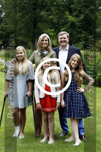 Wassenaar 8 juli 2016
Koninklijk fotouur op de Horsten met Koning Willem Alexander Koningin Maxima en de prinsessen Amalia Ariane en Alexia. Ook de honden zijn erbij.