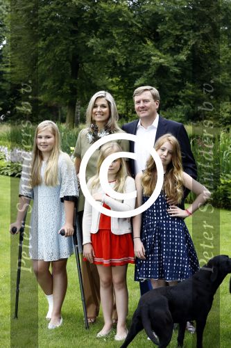 Wassenaar 8 juli 2016
Koninklijk fotouur op de Horsten met Koning Willem Alexander Koningin Maxima en de prinsessen Amalia Ariane en Alexia. Ook de honden zijn erbij.