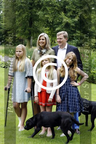 Wassenaar 8 juli 2016
Koninklijk fotouur op de Horsten met Koning Willem Alexander Koningin Maxima en de prinsessen Amalia Ariane en Alexia. Ook de honden zijn erbij.