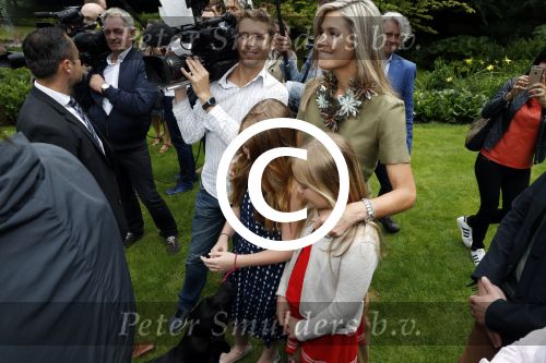 Wassenaar 8 juli 2016
Koninklijk fotouur op de Horsten met Koning Willem Alexander Koningin Maxima en de prinsessen Amalia Ariane en Alexia. Ook de honden zijn erbij. Cameraman Hans Eikmans en Sandra Schuurhof