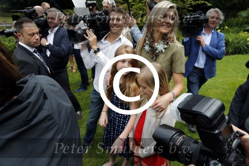 Wassenaar 8 juli 2016
Koninklijk fotouur op de Horsten met Koning Willem Alexander Koningin Maxima en de prinsessen Amalia Ariane en Alexia. Ook de honden zijn erbij. Cameraman Hans Eikmans en Sandra Schuurhof