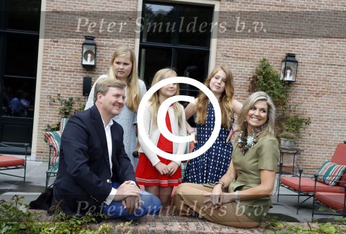 Wassenaar 8 juli 2016
Koninklijk fotouur op de Horsten met Koning Willem Alexander Koningin Maxima en de prinsessen Amalia Ariane en Alexia. Ook de honden zijn erbij.