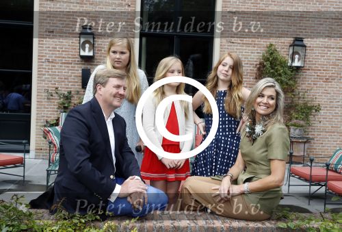 Wassenaar 8 juli 2016
Koninklijk fotouur op de Horsten met Koning Willem Alexander Koningin Maxima en de prinsessen Amalia Ariane en Alexia. Ook de honden zijn erbij.