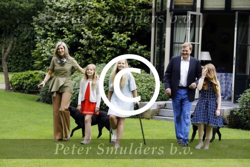 Wassenaar 8 juli 2016
Koninklijk fotouur op de Horsten met Koning Willem Alexander Koningin Maxima en de prinsessen Amalia Ariane en Alexia. Ook de honden zijn erbij.